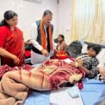 निजी कार्यक्रम छोड़ केल्हारी बस दुर्घटना के घायलों से मिलने पहुंचे स्वास्थ्य मंत्री श्याम बिहारी जायसवाल